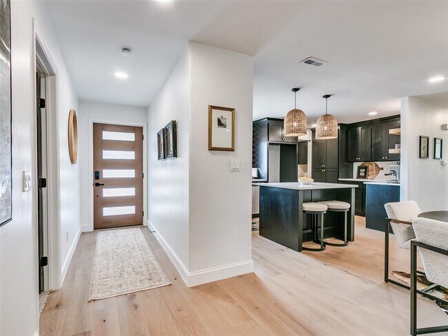 Building Photo - 700 Greenwood Dr