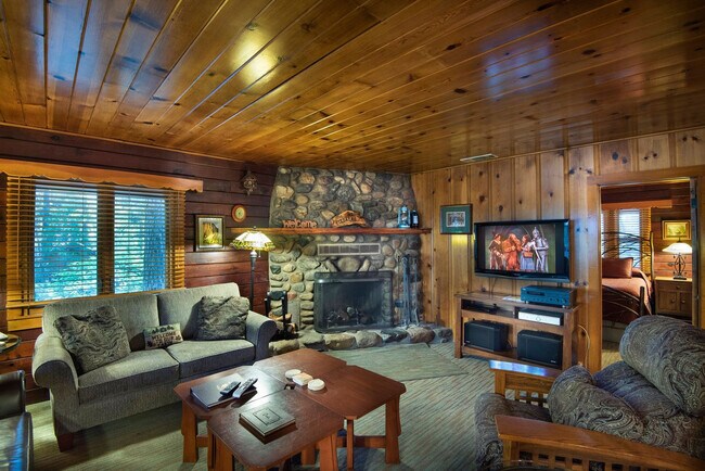 Foto del edificio - 8033 Sugarpine Pl