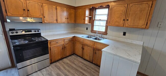 Foto del edificio - 1074 Golden Leaf Rd