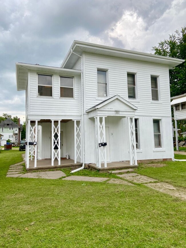 Building Photo - 557 6th Ave S