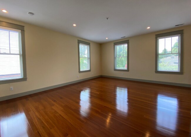 Building Photo - 235 W Dodds St