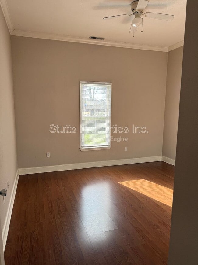 Building Photo - 202 S Cave St