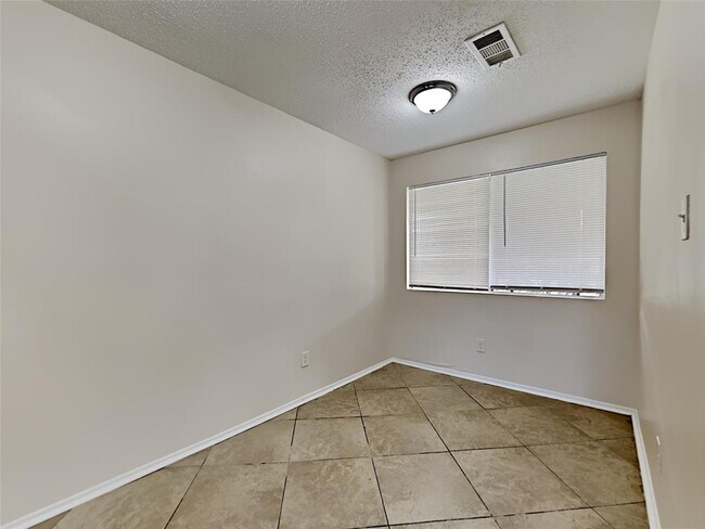 Foto del edificio - 13914 Bay Gardens Dr