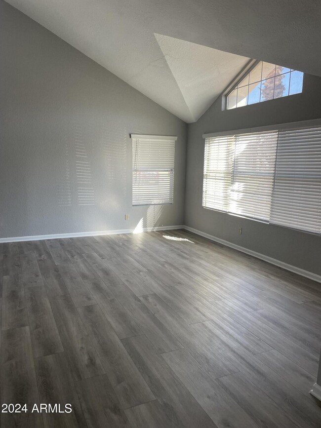 Foto del edificio - 456 E Silver Creek Rd