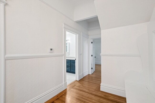 Building Photo - Bright pet friendly 3BR 2BTH with modern k...