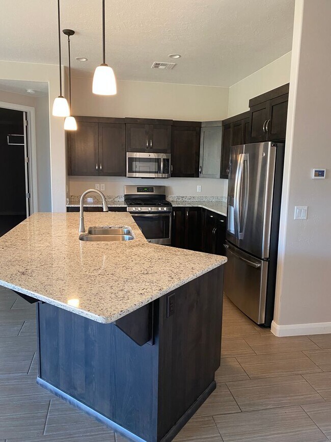 Building Photo - 4 Bedroom 2 Bathroom Home in Little Valley!
