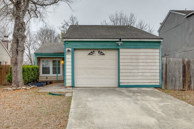 Building Photo - 2-BEDROOM HOME IN HIDDEN MEADOW