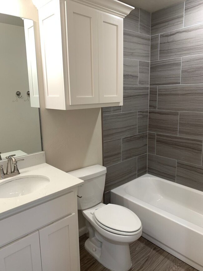 Building Photo - Duplex in Newcastle!