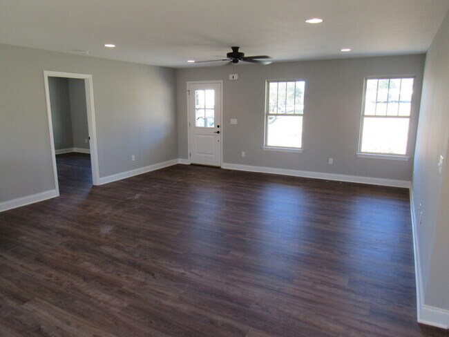 Building Photo - 3 Bedroom & 2 Bath Single-Family Home