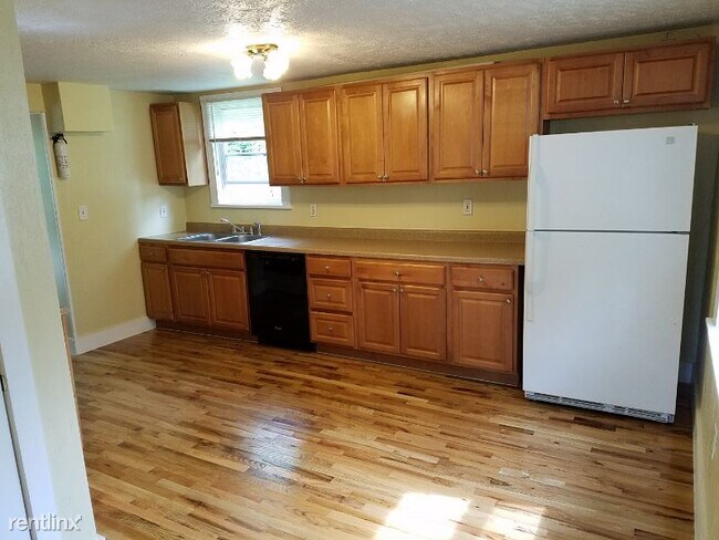 Building Photo - 3 br, 1.5 bath House - 5042 Walton Rd