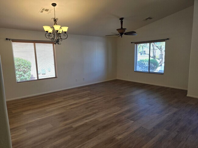 Foto del edificio - Updated Beauty in Sara Ann Ranch in Surprise