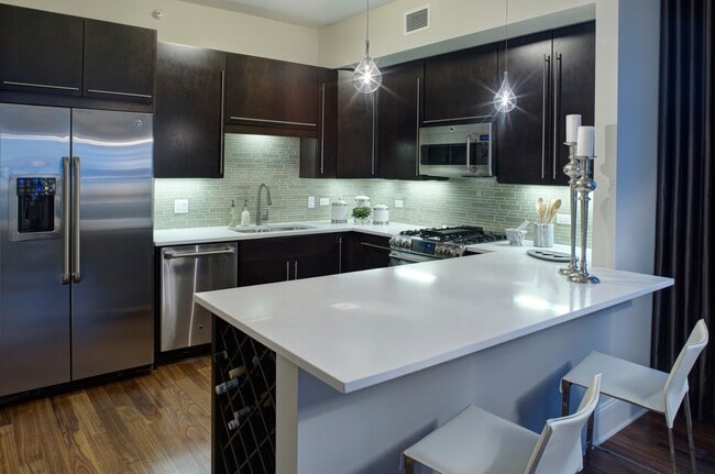 Building Photo - 705 S Clark St