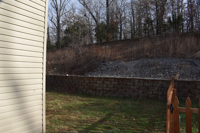 Building Photo - Spacious 3 Bedroom , 2 Bathroom Duplex wit...