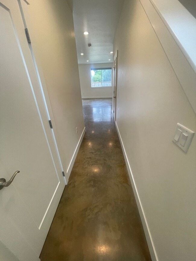 Building Photo - Stunning Three Bedroom Town Home In Lebanon OR!