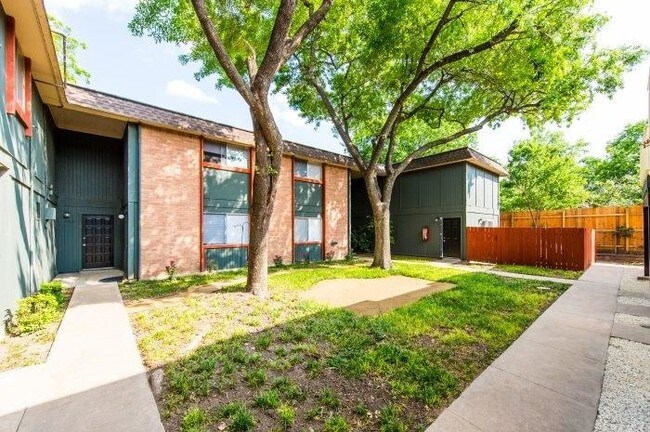 Foto del edificio - 2211 Richcreek Rd