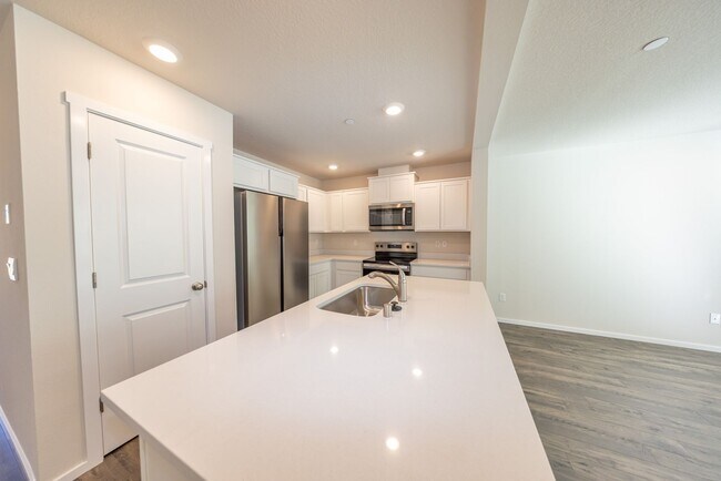 Foto del edificio - Brand New! - 3 Bedroom Townhome in Brush P...