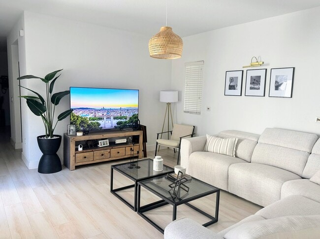 Living area - 269 SE 32nd Ave
