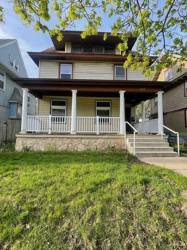 Building Photo - 1242 Wealthy St SE