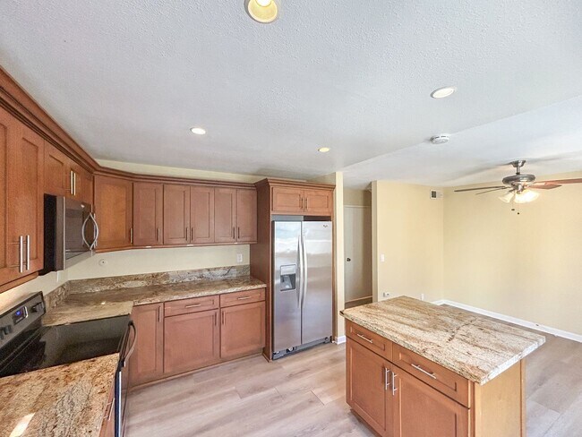 Foto del edificio - Beautiful 3BD/2.5BA W/ Open Floor Plan and...