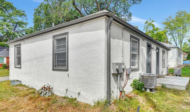 Building Photo - 1360 S 35th St