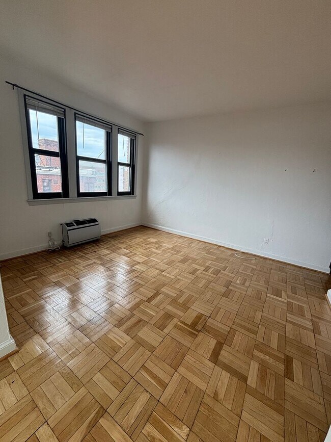 Foto del edificio - Updated Corner Unit at the Swarthmore in Foggy Bottom