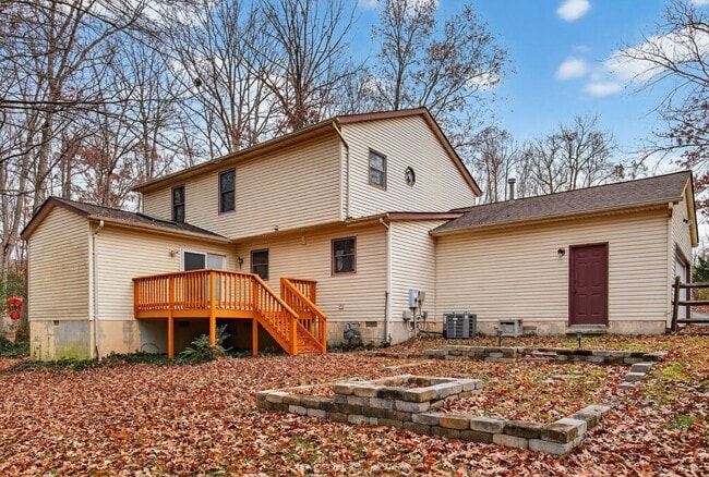 Building Photo - Country Charmer 3Bd/2.5Bth colonial home w/ 2 car garage on 1 acre! $1000 first month credit!