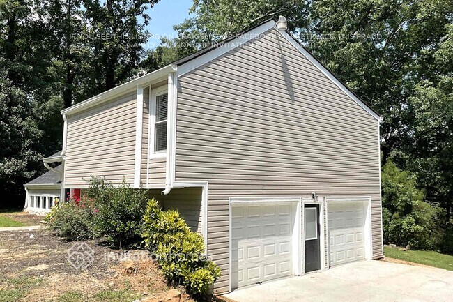 Building Photo - 3166 Robindale Rd