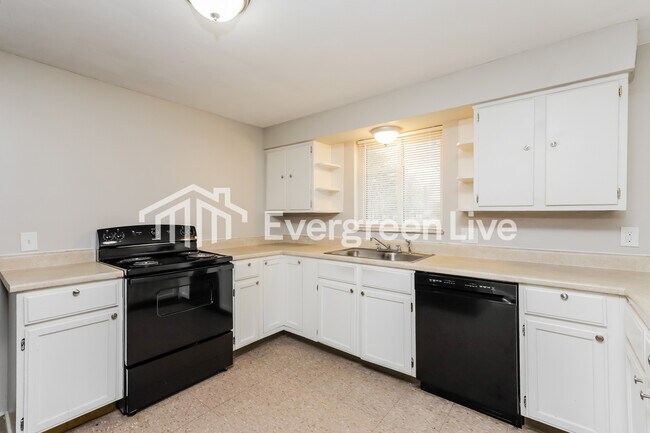 Foto del edificio - 5732 Cromley Dr