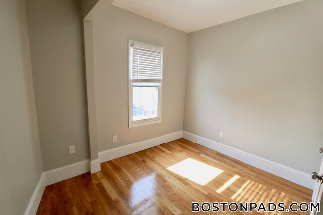 Building Photo - 460 Saratoga St