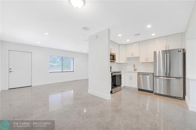 Building Photo - 704 SW 12th Ave