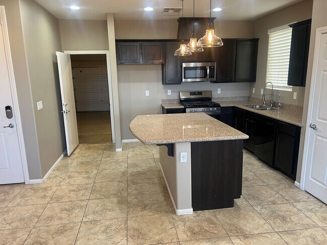 Building Photo - Located in the Southwest 3 Bed | 2.5 Bath | Loft | 2-Car Garage spacious backyard