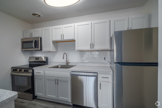 1BR, 1BA - 450SF - Foxtail Glen on White Pond