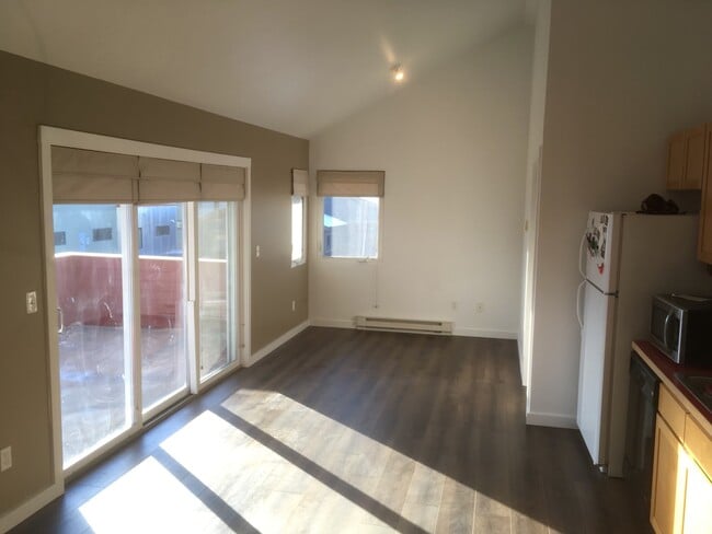 Inside Vide - 3123 Foxtail St