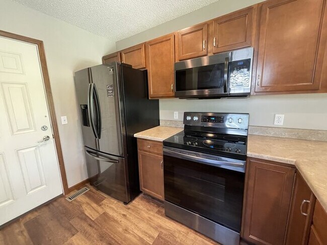 Building Photo - 3 Bed 2 Bath Ranch with 2 car garage in aw...