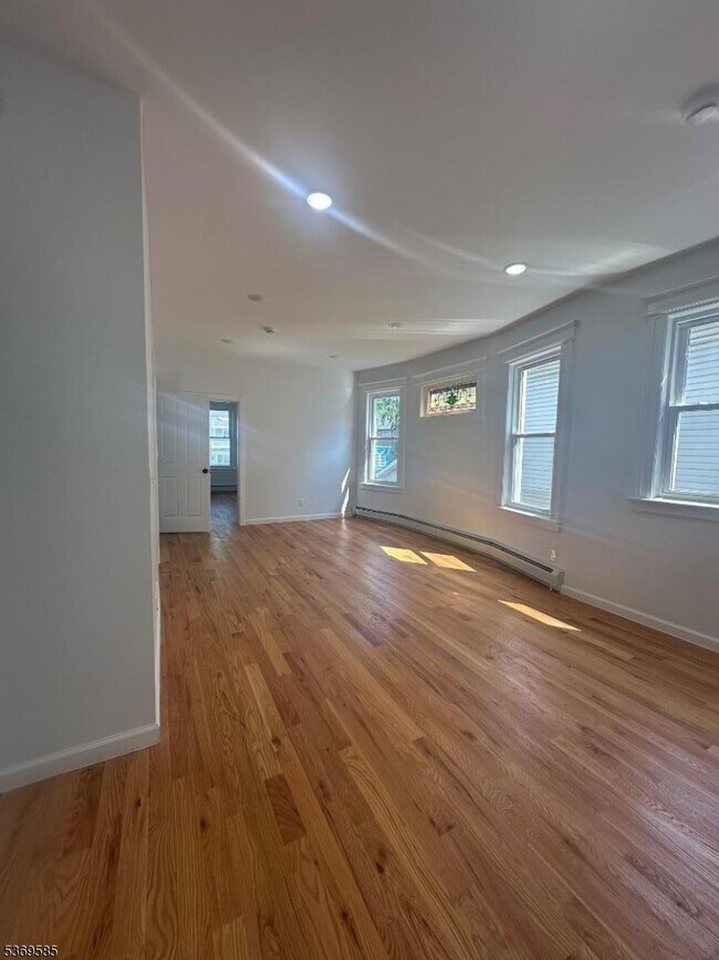 Foto del edificio - 197 N Maple Ave