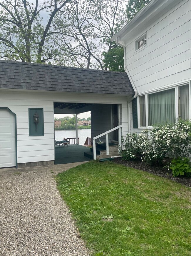 Building Photo - Three bedroom + Office on Maple Lake!