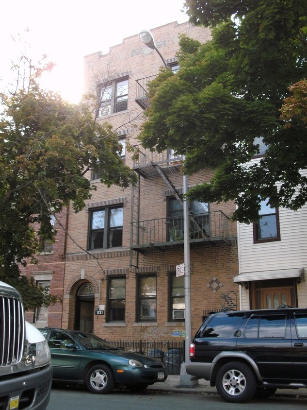 Primary Photo - 1731 Cornelia St