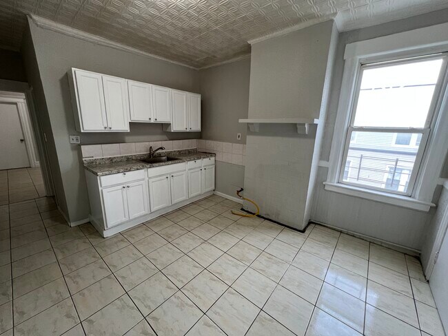 842 Mt Prospect Unit 3L - 831 Mount Prospect Ave