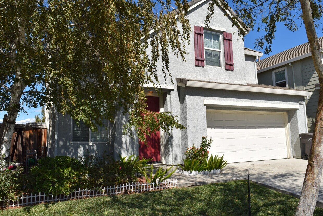 Foto principal - Beautiful 4-Bedroom Home for Lease in Trac...