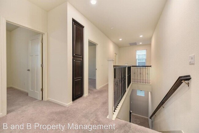 Building Photo - 4 br, 3 bath House - 1041 Dennington Place