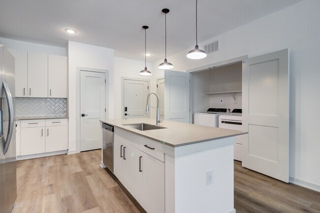En todos los apartamentos de Garrett Forum se puede esperar un lavavajillas de acero inoxidable, acabados modernos y lavadora y secadora de tamaño estándar. - Garrett Forum