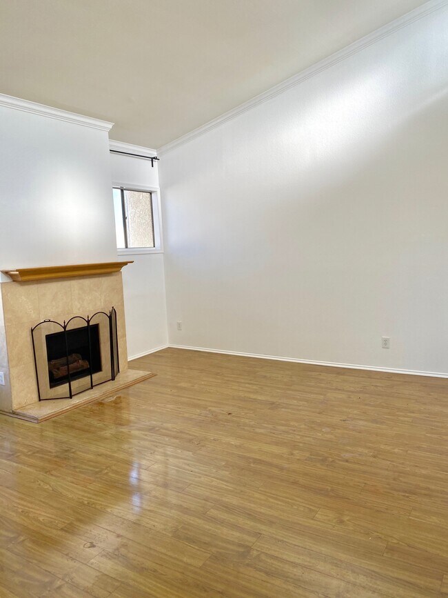 Building Photo - 5325 Newcastle Ave