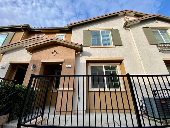 Building Photo - Spacious 3 bed 2.5 bath Townhouse