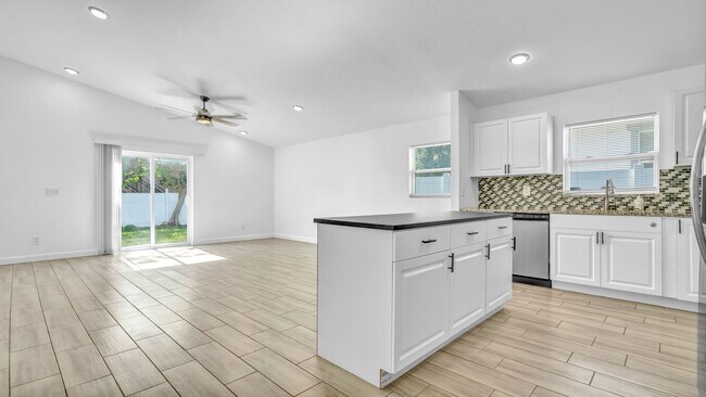 Building Photo - Modern Elegance in St. Petersburg: Newly B...