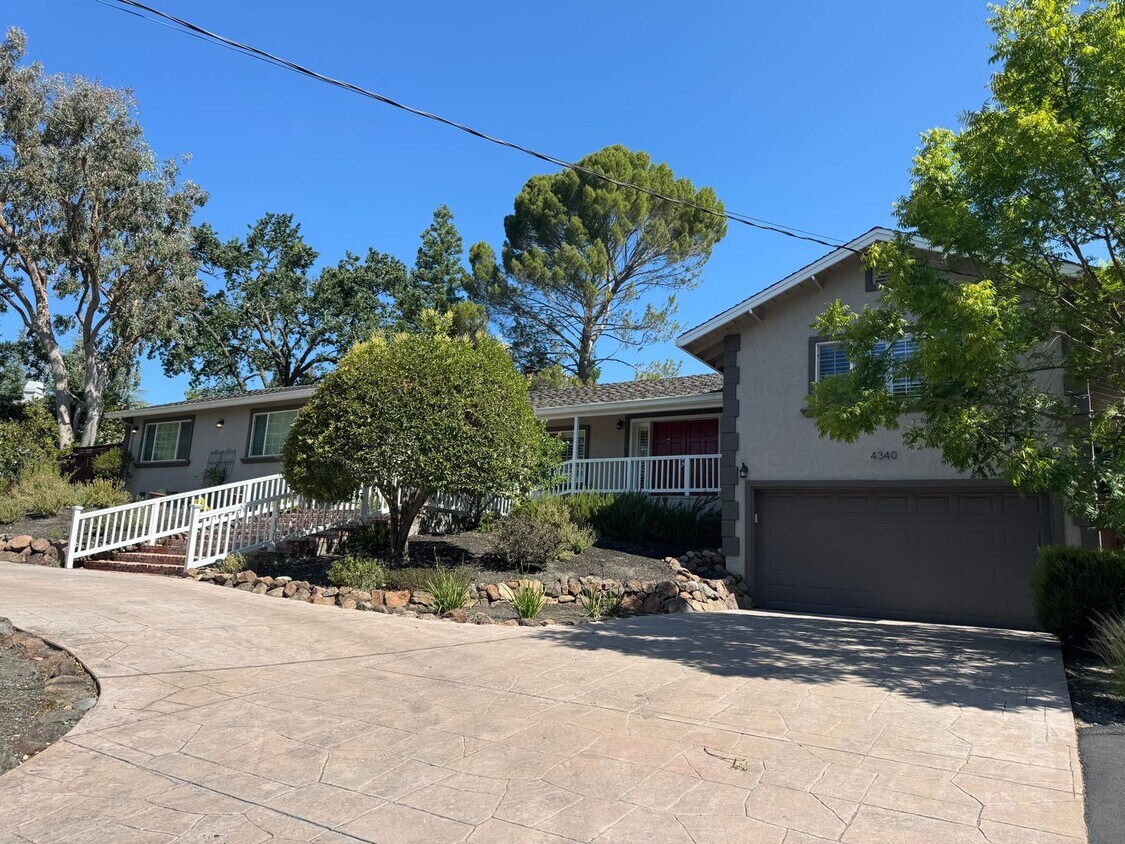 Primary Photo - Gorgeous updated single level home in S.Wa...