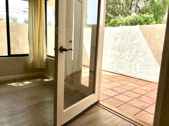 Private, sunny, wrap around patio - 4800 Sawyer Ave