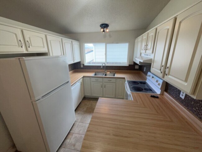 Foto del edificio - Beautiful ranch style home that has a finished basement and stunning views from the front deck!