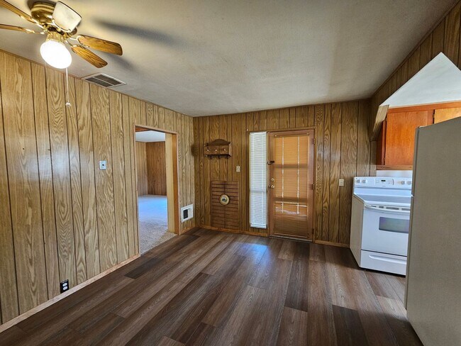 Foto del edificio - Charming 2 Bed, 1 Bath with Large Bonus Ar...