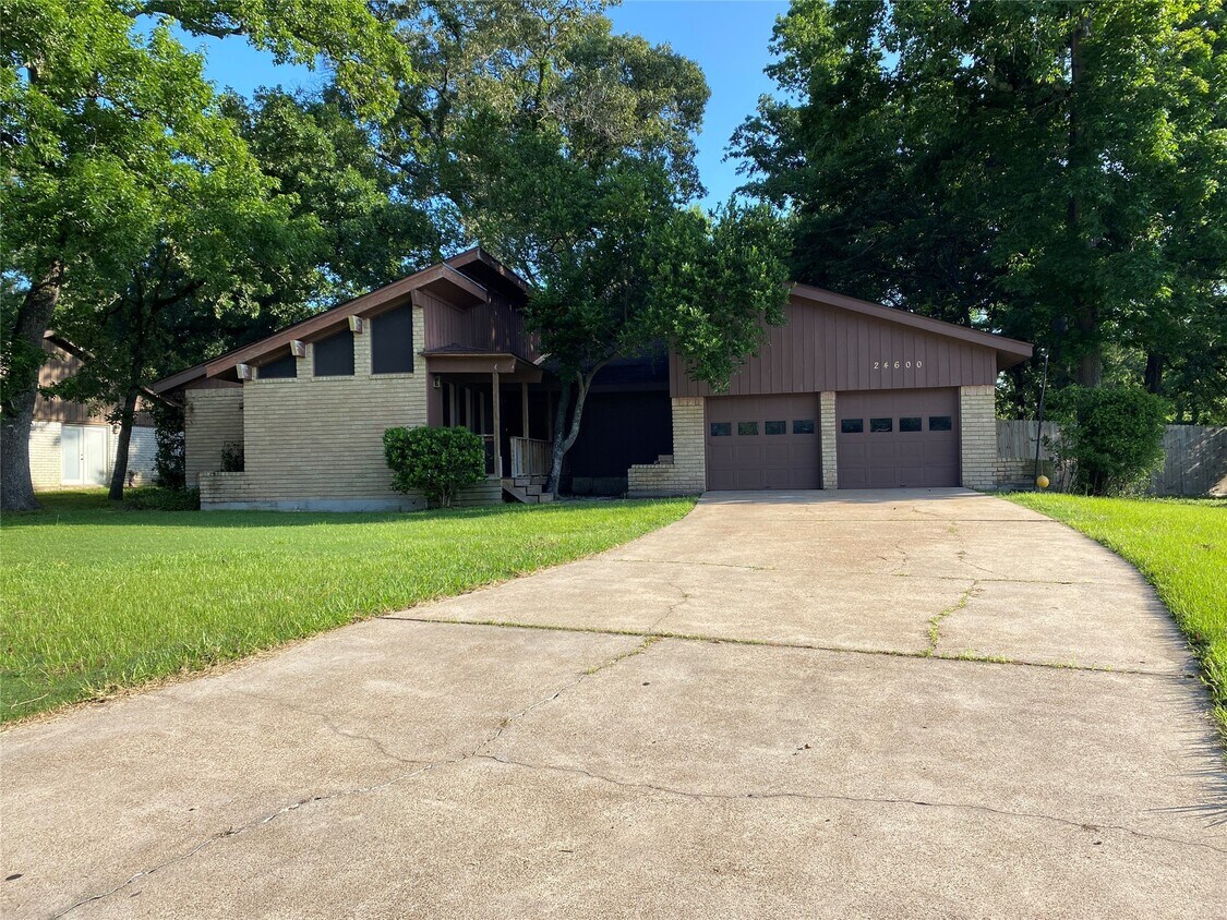 Primary Photo - 24600 Darkwood Ct