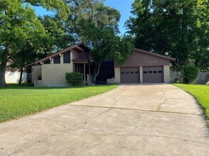 Building Photo - 24600 Darkwood Ct